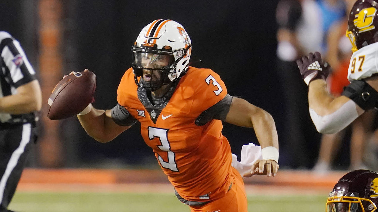 Oklahoma State quarterback Spencer Sanders (3) scrambles during the second half of the team's NCAA ...