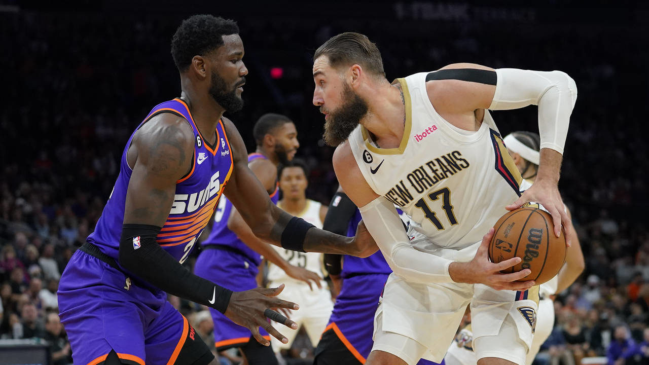 Phoenix Suns center Deandre Ayton defends against New Orleans Pelicans center Jonas Valanciunas (17...