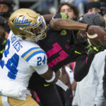 
              Oregon's Troy Franklin, right, pulls down a pass against UCLA's Jaylin Davies during the first half in an NCAA college football game Saturday, Oct. 22, 2022, in Eugene, Ore. (AP Photo/Chris Pietsch)
            