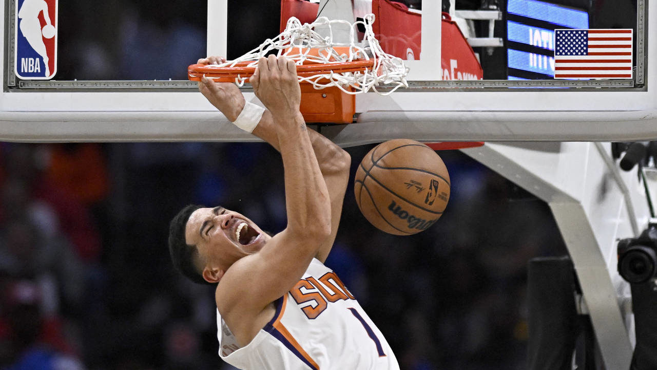 Phoenix Suns guard Devin Booker dunks against the Los Angeles Clippers during the second half of an...
