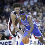 
              Kentucky forward Oscar Tshiebwe, right, controls the ball while defended by Gonzaga forward Anton Watson during the first half of an NCAA college basketball game, Sunday, Nov. 20, 2022, in Spokane, Wash. (AP Photo/Young Kwak)
            