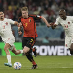 Canada's Atiba Hutchinson, right, and Canada's Stephen Eustaquio, left, challenge for the ball with Belgium's Kevin De Bruyne, centre, during the World Cup group F soccer match between Belgium and Canada, at the Ahmad Bin Ali Stadium in Doha, Qatar, Wednesday, Nov. 23, 2022. (AP Photo/Hassan Ammar)