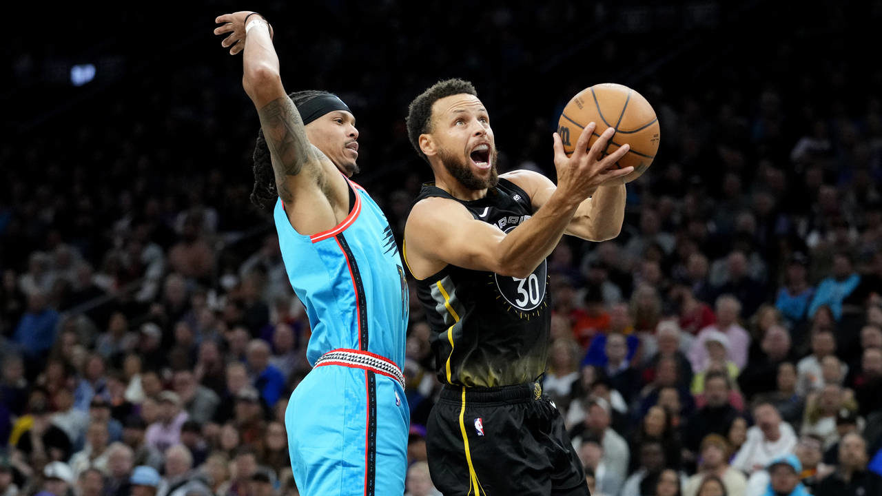 Golden State Warriors guard Stephen Curry (30) shoots as Phoenix Suns guard Damion Lee defends duri...