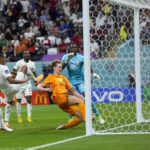 Frankie de Jong of the Netherlands, center, scores his side's second goal during the World Cup group A soccer match between the Netherlands and Qatar, at the Al Bayt Stadium in Al Khor , Qatar, Tuesday, Nov. 29, 2022. (AP Photo/Darko Bandic)