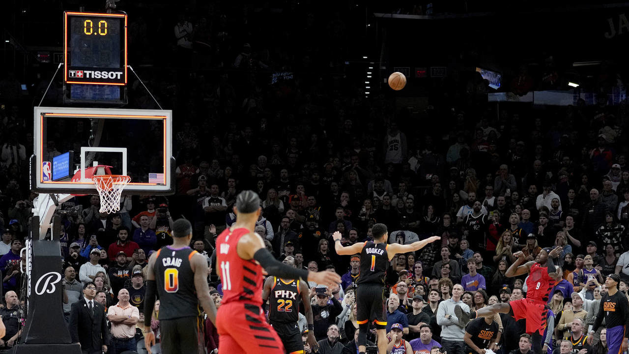 Portland Trail Blazers forward Jerami Grant (9) makes a game-wining shot over Phoenix Suns guard De...