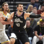 
              Utah Jazz forward Kelly Olynyk, left, guards Los Angeles Clippers center Ivica Zubac (40) during the first half of an NBA basketball game Wednesday, Nov. 30, 2022, in Salt Lake City. (AP Photo/Rick Bowmer)
            