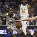 
              Indiana Pacers guard Bennedict Mathurin (00) has the ball slapped away by Sacramento Kings guard Kevin Huerter, right, during the first quarter of an NBA basketball game in Sacramento, Calif., Wednesday, Nov. 30, 2022. (AP Photo/José Luis Villegas)
            