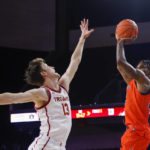 
              Auburn guard Allen Flanigan, right, shoots against Southern California guard Drew Peterson during the first half of an NCAA college basketball game, Sunday, Dec. 18, 2022, in Los Angeles. (AP Photo/Ringo H.W. Chiu)
            