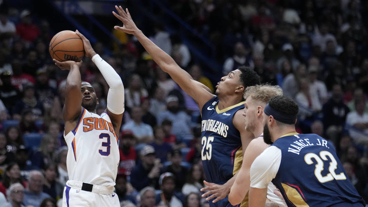 Phoenix Suns guard Chris Paul (3) shoots against New Orleans Pelicans guard Trey Murphy III (25) in...