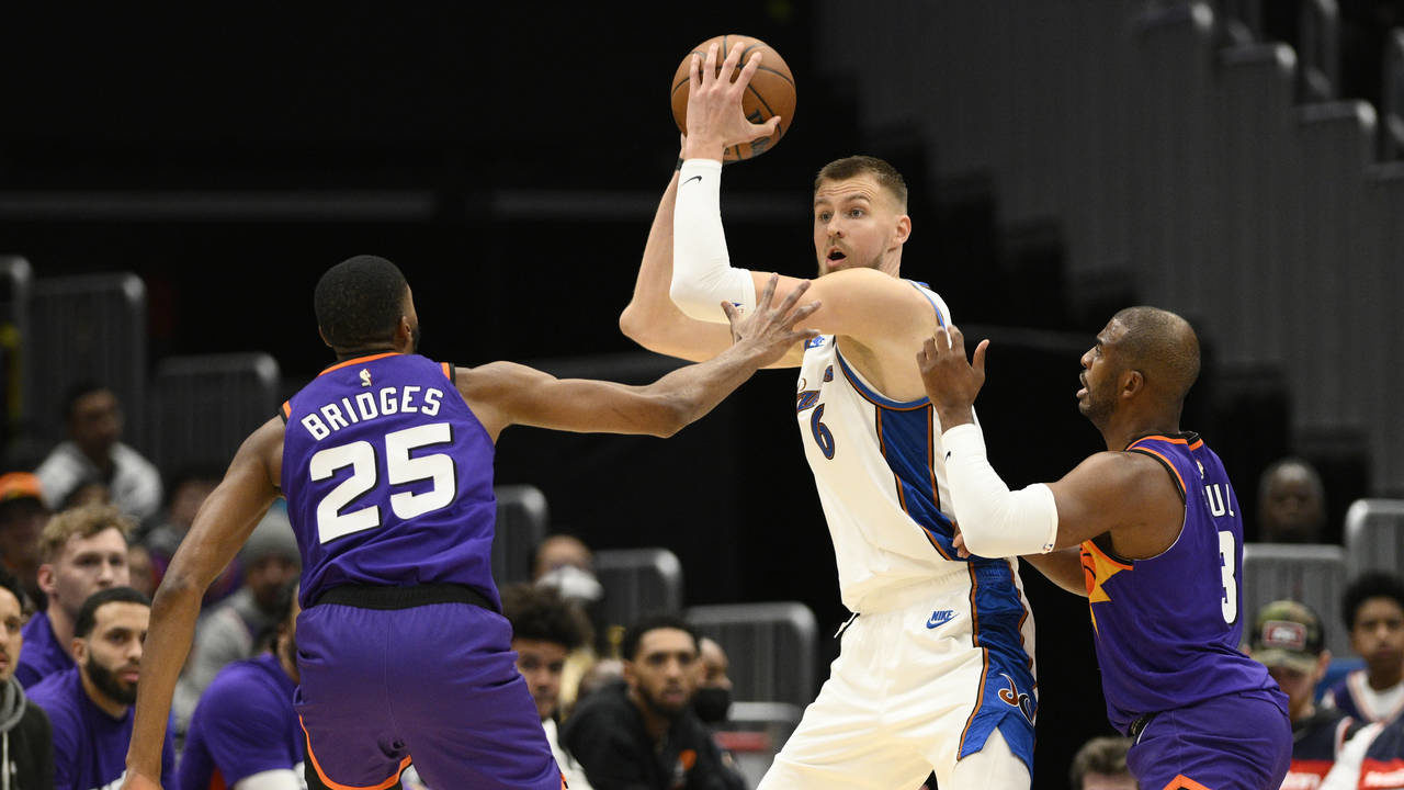 Washington Wizards center Kristaps Porzingis (6) looks to pass the ball as Phoenix Suns forward Mik...