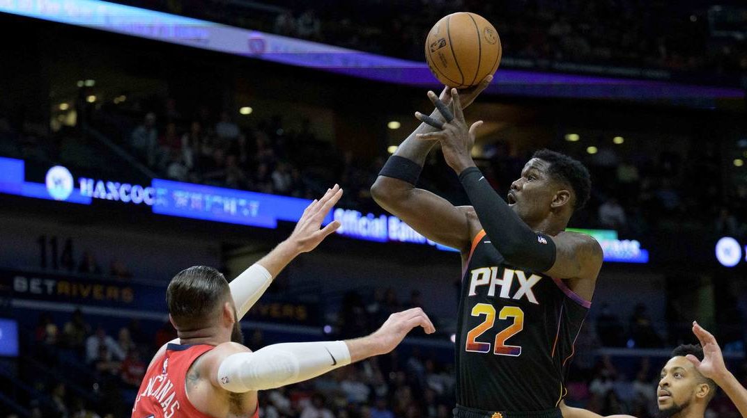 Phoenix Suns center Deandre Ayton (22) shoots over New Orleans Pelicans center Jonas Valanciunas (1...