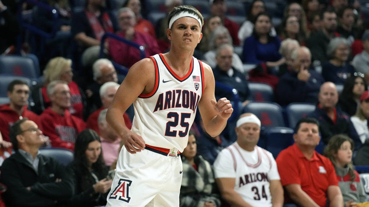 Arizona guard Kerr Kriisa (25) reacts after missing a shot against Texas A&M Corpus Christi during ...