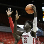
              Washington State forward Mouhamed Gueye, right, shoots while defended by Utah center Keba Keita during the second half of an NCAA college basketball game, Sunday, Dec. 4, 2022, in Pullman, Wash. Utah won 67-65. (AP Photo/Young Kwak)
            