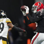 
              Atlanta Falcons wide receiver Drake London (5) makes the catch against Pittsburgh Steelers cornerback Levi Wallace (29) during the first half of an NFL football game, Sunday, Dec. 4, 2022, in Atlanta. (AP Photo/John Bazemore)
            