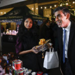
              Britain's Prime Minister Rishi Sunak and his wife Akshata Murty visit a food and drinks market promoting British small businesses at Downing Street in London, Wednesday Nov. 30, 2022. (Toby Melville/Pool via AP)
            