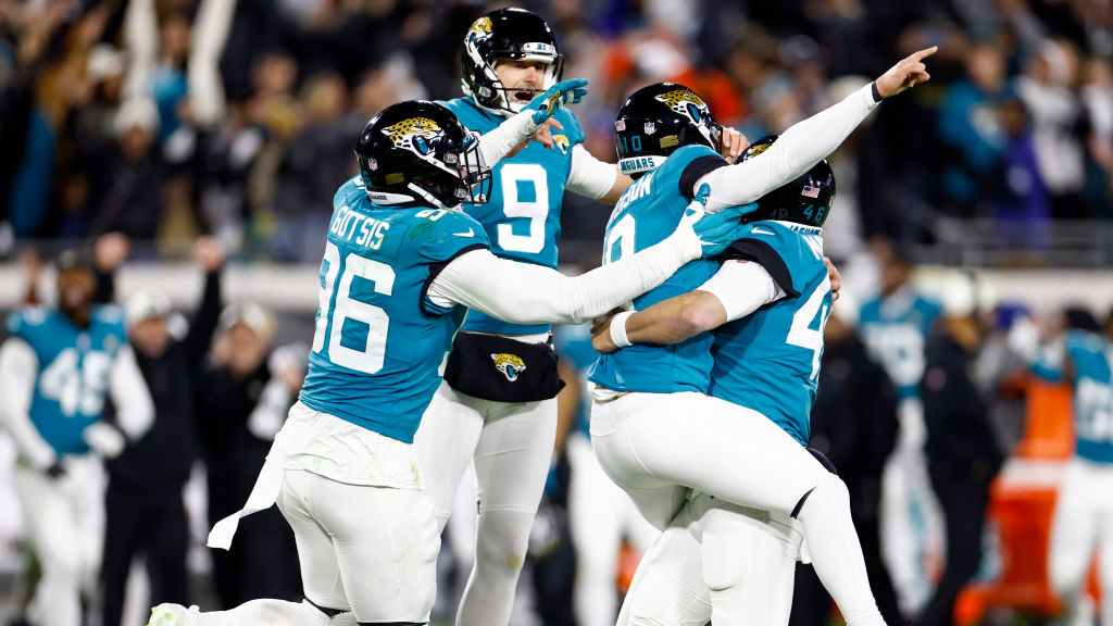 Riley Patterson #10 of the Jacksonville Jaguars celebrates with teammates after kicking a field goa...