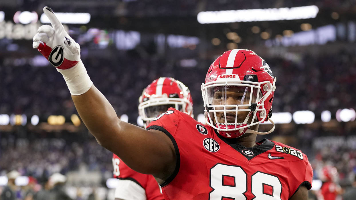 Georgia defensive lineman Jalen Carter (88) waves to the crowd before the national championship NCA...
