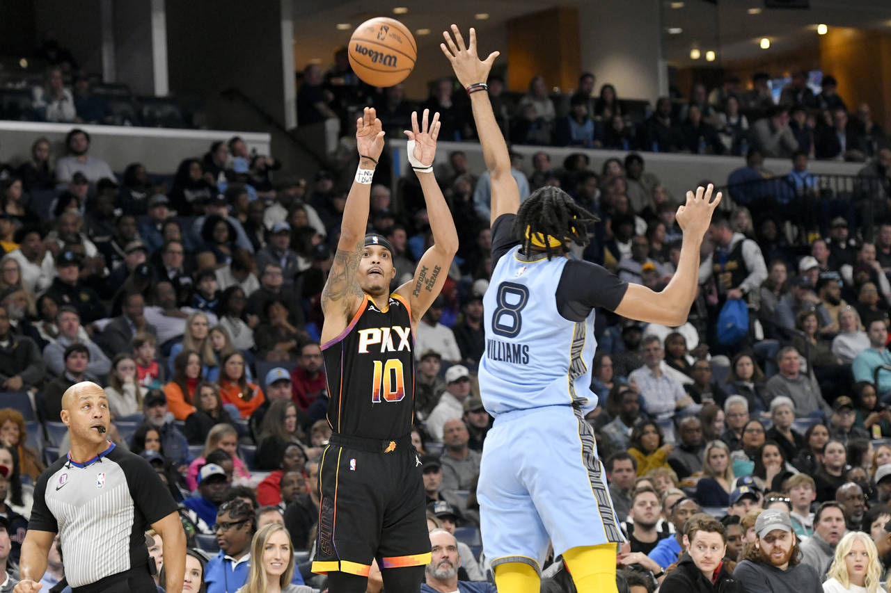 Phoenix Suns guard Damion Lee (10) shoots against Memphis Grizzlies forward Ziaire Williams (8) in ...