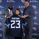 
              New Tennessee Titans NFL football team general manager Ran Carthon, left, poses with owner Amy Adams Strunk, and head coach Mike Vrabel after a news conference Friday, Jan. 20, 2023, in Nashville, Tenn. (AP Photo/Mark Zaleski)
            