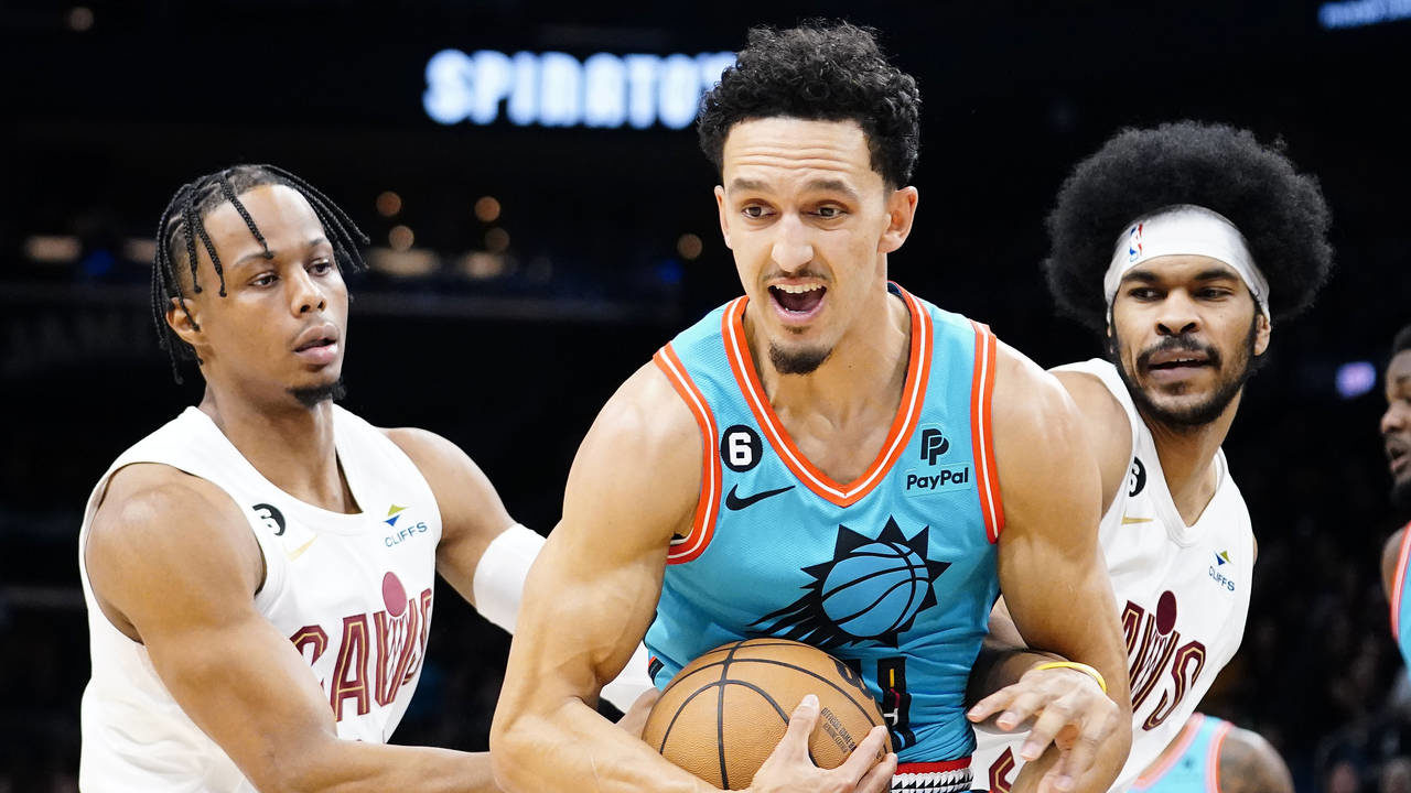 Phoenix Suns' Landry Shamet, center, is double-teamed by Cleveland Cavaliers' Isaac Okoro, left, an...