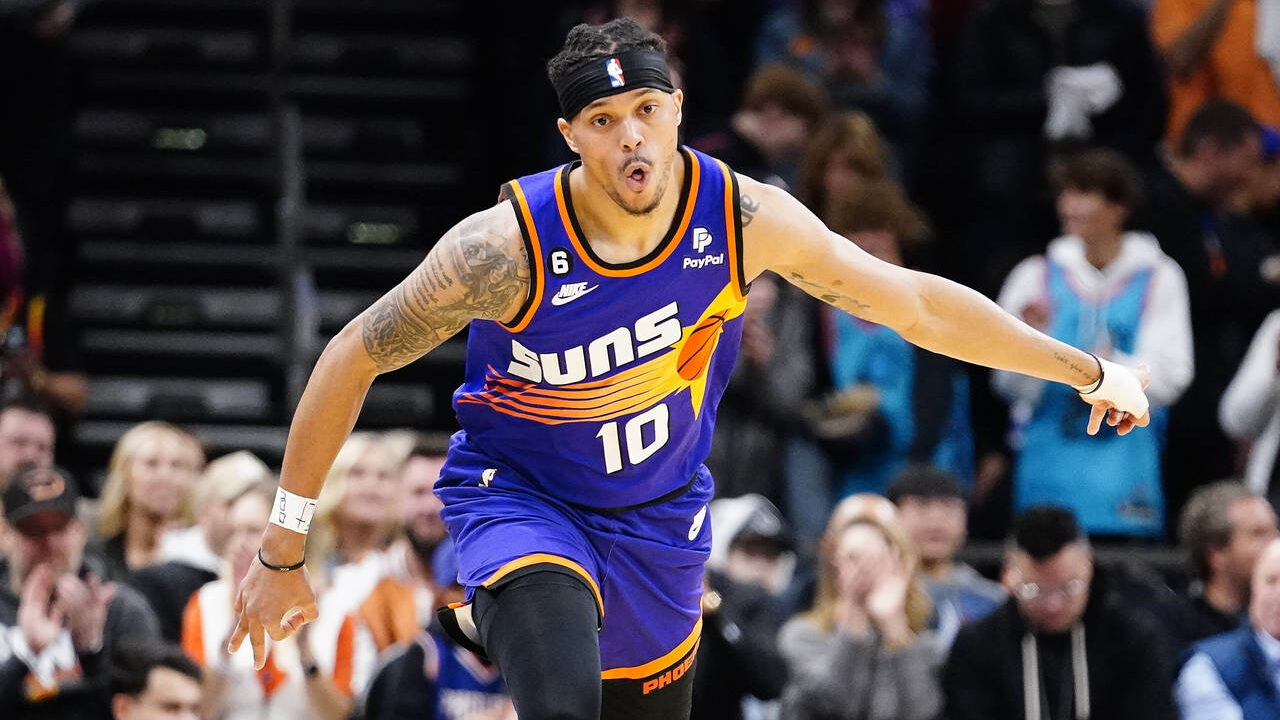 Phoenix Suns' Damion Lee (10) celebrates after a 3-point basket during the first half of an NBA bas...