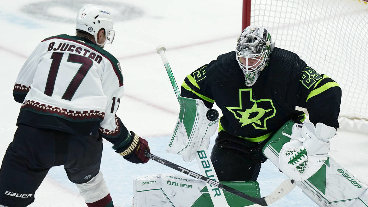 Dallas Stars goaltender Jake Oettinger (29) defends stops the puck in front of Arizona Coyotes cent...