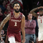 
              Temple's Damian Dunn, left, celebrates as Houston's Jamal Shead, right, reacts at the end an NCAA college basketball game Sunday, Jan. 22, 2023, in Houston. Temple won 56-55. (AP Photo/David J. Phillip)
            
