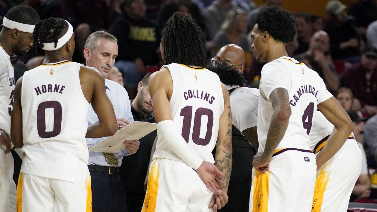 Arizona State's coach Bobby Hurley draws up a play late in the game against Utah during the second ...