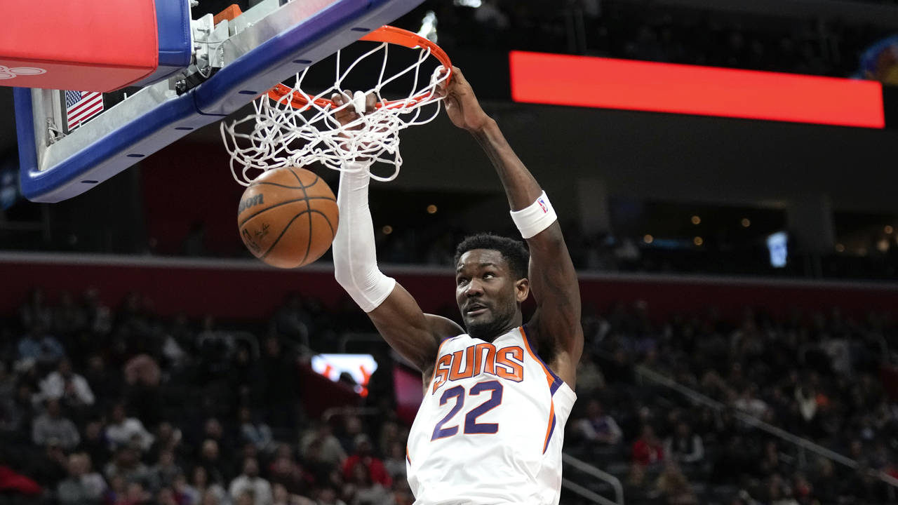 Phoenix Suns center Deandre Ayton (22) dunks against the Detroit Pistons in the first half of an NB...