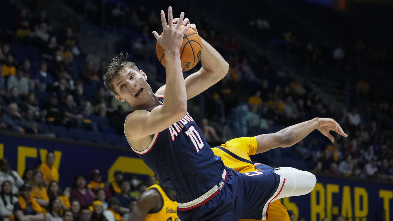 Arizona forward Azuolas Tubelis tries to hang on to a pass during the first half of the team's NCAA...