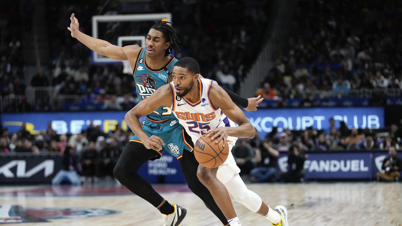 Phoenix Suns forward Mikal Bridges (25) drives on Detroit Pistons guard Jaden Ivey (23) in the firs...
