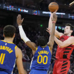 
              Portland Trail Blazers forward Drew Eubanks, right, shoots against Golden State Warriors forward Jonathan Kuminga (00) and guard Klay Thompson (11) during the first half of an NBA basketball game in San Francisco, Tuesday, Feb. 28, 2023. (AP Photo/Jeff Chiu)
            