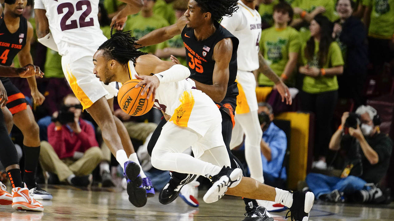 Arizona State's Frankie Collins dribbles under Oregon State's Glenn Taylor Jr. during the first hal...