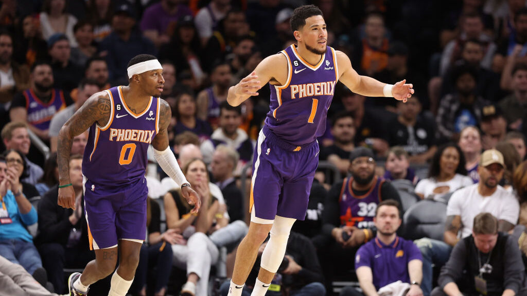 Booker becomes 1st Suns player with 35 points in 4 straight games in win vs. Thunder