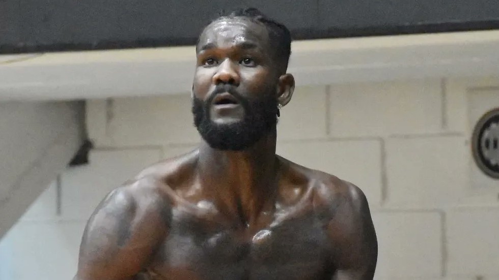 Deandre Ayton works out at Vicente Rosales arena in Argentina. (Image by Ciclista Olímpico La Band...