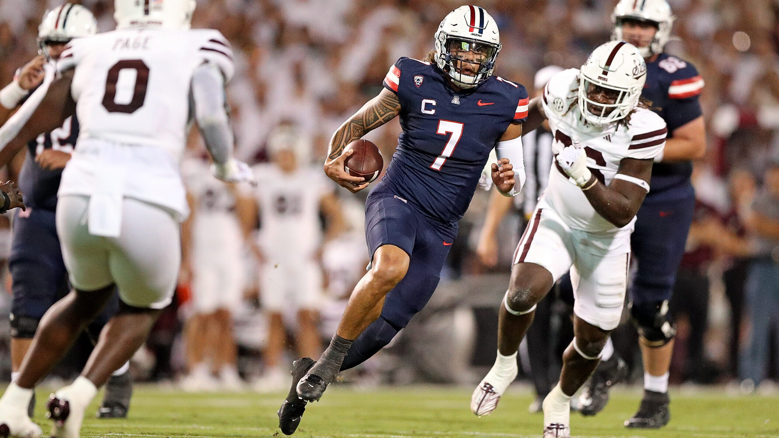 Jayden de Laura #7 of the Arizona Wildcats carries the ball during the first half against the Missi...