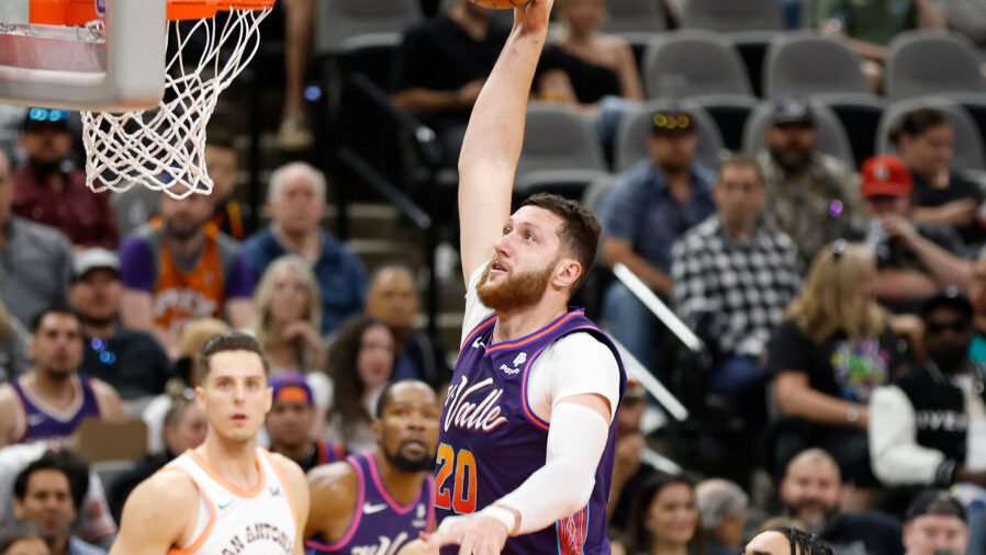 Jusuf Nurkic #20 of the Phoenix Suns dunks against the San Antonio Spurs in the first half at Frost...