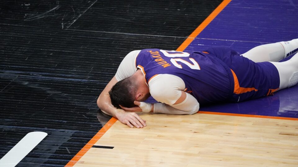 Suns' Jusuf Nurkic to locker room after blow to head vs. Hawks