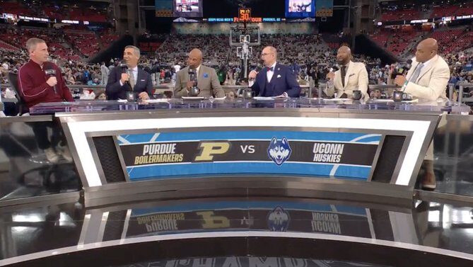 Charles Barkley pokes fun at Bobby Hurley's superstition: 'I eat fast'