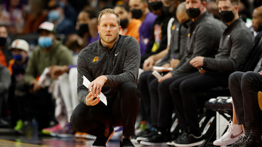 Suns assistant coach Kevin Young cleared to interview for Hornets job, per report