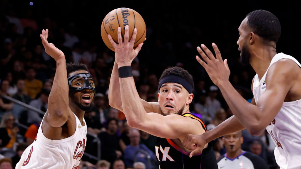 Devin Booker, Kevin Durant carry Suns through good and bad of win vs. Cavs