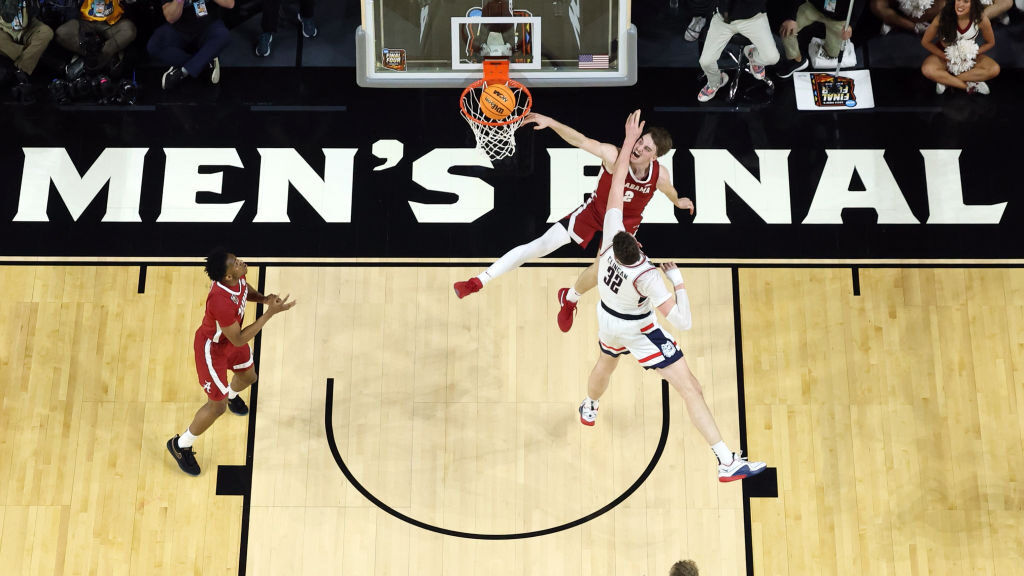 Alabama's Grant Nelson posterizes UConn's Donovan Clingan in Final Four highlight
