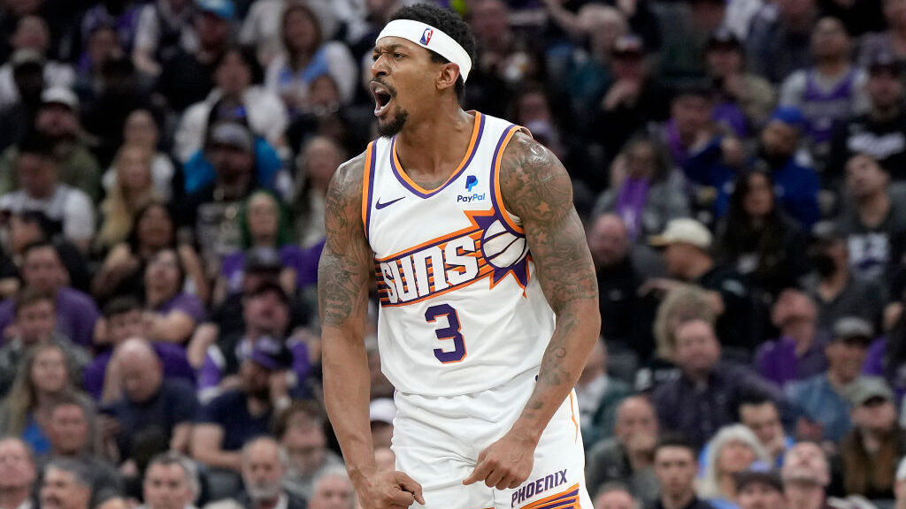 Bradley Beal gets hot, chrips with Anthony Edwards in 1st half of Suns-Wolves