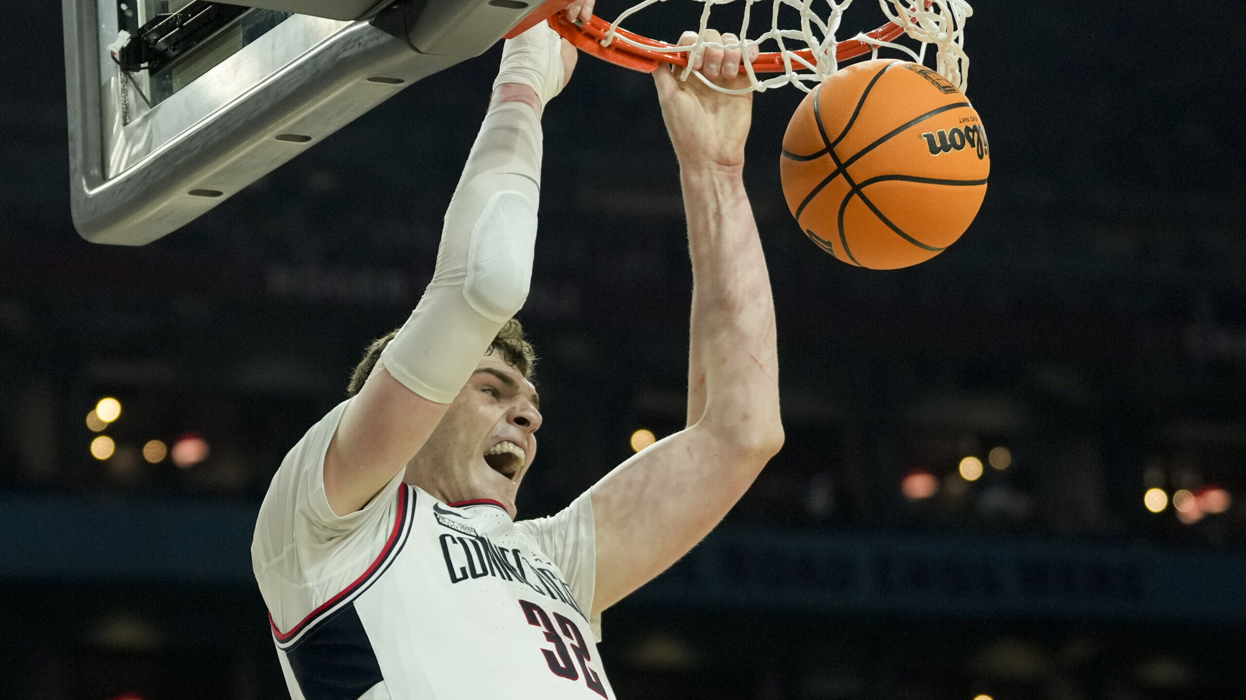 UConn center Donovan Clingan (32) dunks against Alabama during the second half of the NCAA college ...