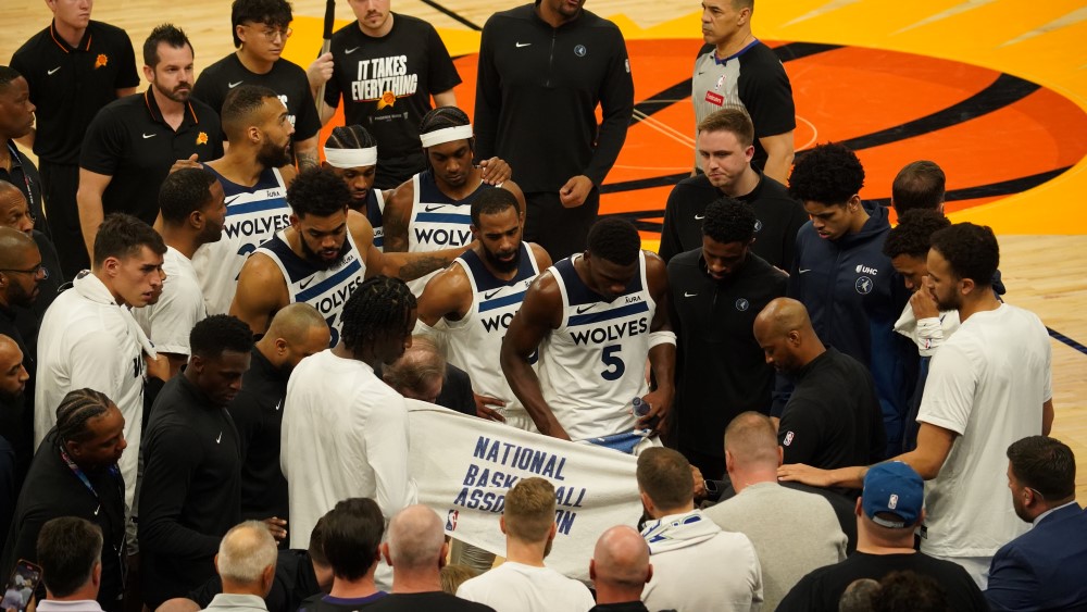 Timberwolves coach Chris Finch reportedly feared to have torn patellar tendon after collision