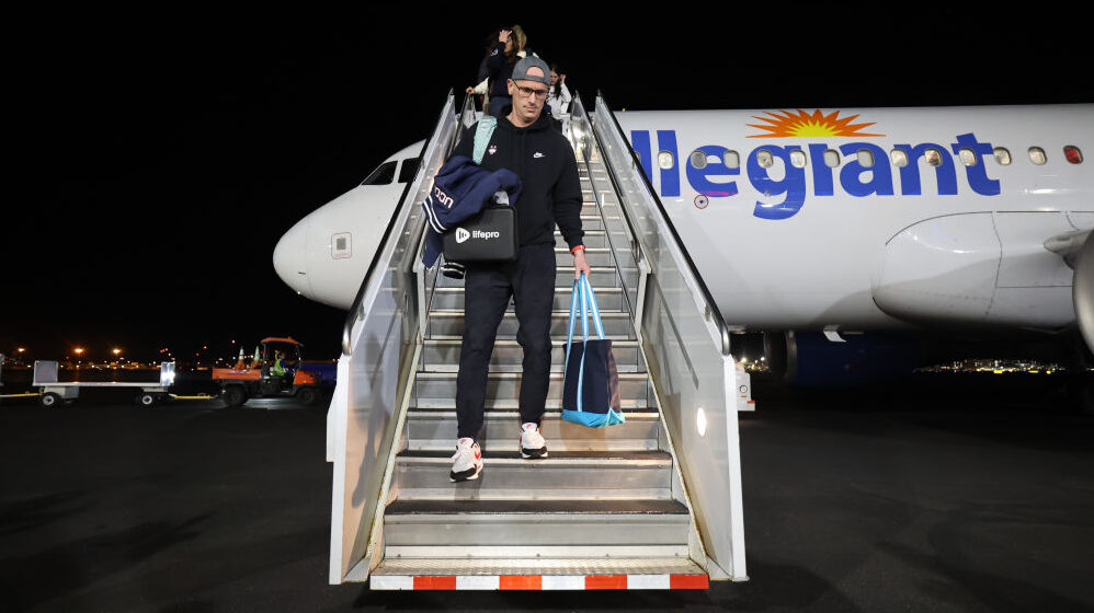 UConn plane troubles before Final Four land Huskies in Phoenix late