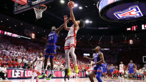 Brayden Burries' double-double leads No. 2 Arizona to win over No. 14 Kansas