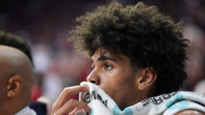 Star Arizona freshman Koa Peat out for 2nd half of Arizona loss with lower leg injury