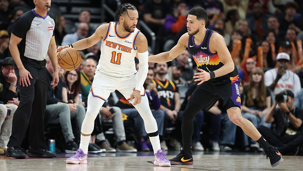 PHOENIX, ARIZONA - JANUARY 09: Jalen Brunson #11 of the New York Knicks handles the ball against De...