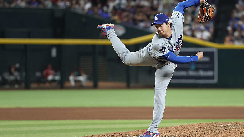 Starting pitcher Shohei Ohtani #17 of the Los Angeles Dodgers Diamondbacks...